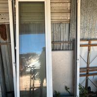 Finestra in alluminio con telajo