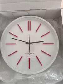 Orologio da parete bianco e rosso