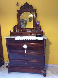 Comó Antico con specchiera dell'800'