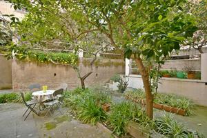 Ampio quadrivano con cortile privato