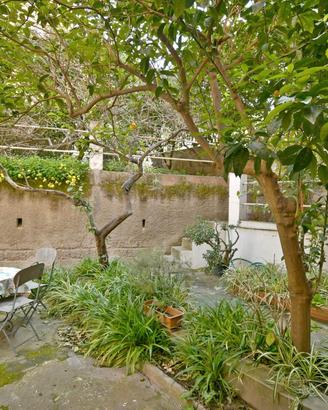 Ampio quadrivano con cortile privato