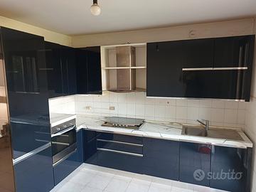 Cucina angolare compresa di elettrodomestici 