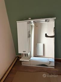 Specchio e anta mobile bagno con faretti