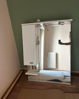 Specchio e anta mobile bagno con faretti
