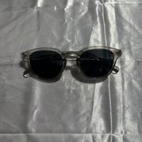Occhiali da sole stile moscot con lenti scure