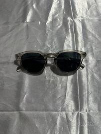 Occhiali da sole stile moscot con lenti scure