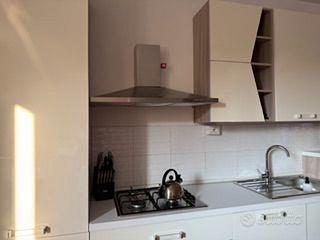 Cucina usata bianca effetto lucido