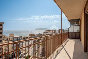 3 vani 93 mq vista mare 8° piano con Posto Auto
