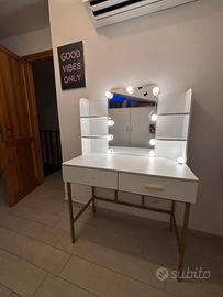 Scrivania da trucco
