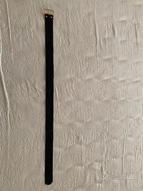 Cintura nera con fibbia dorata