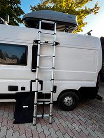 Scala telescopia e kit di fissaggio magneticoThule