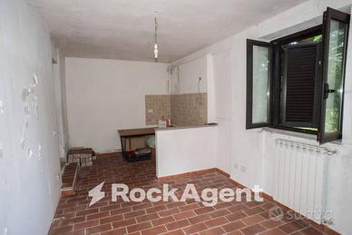 APPARTAMENTO CON SPAZIO ESTERNO E AFFACCIO SUL VER