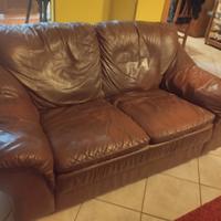 Due divani in pelle 