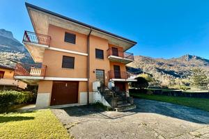 Villa indipendente: due appartamenti con giardino