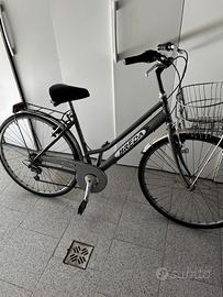 Bicicletta da donna con cestino