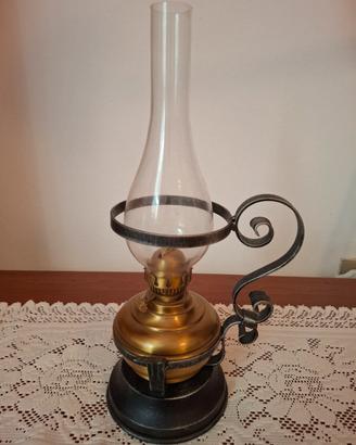 Lampada da tavolo a petrolio vintage 