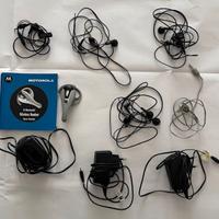 Stock di  caricabatterie ed auricolari