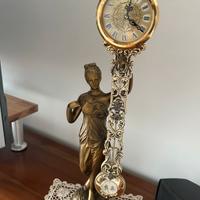 Orologio a pendolo vintage statua