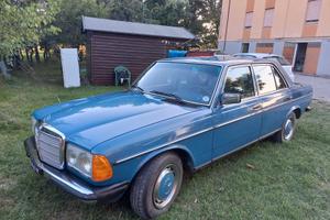 Mercedes-Benz 200 W123