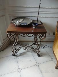 Elegante tavolino Liberty