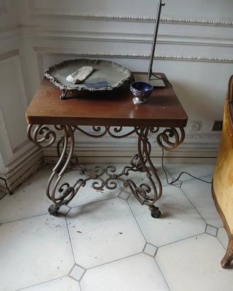 Elegante tavolino Liberty
