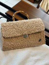 Borsa artigianale fatta a mano in bouclé beige