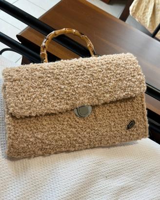 Borsa artigianale fatta a mano in bouclé beige