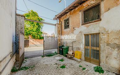 APPARTAMENTO SU DUE LIVELLI CON CORTILE