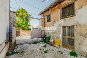 APPARTAMENTO SU DUE LIVELLI CON CORTILE