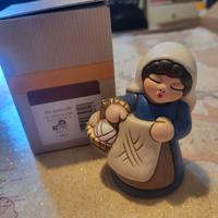 thun presepe classico donna che fa la maglia blu