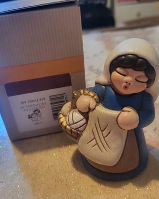 thun presepe classico donna che fa la maglia blu