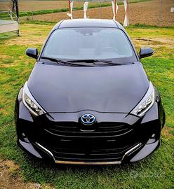 Yaris ibrida lounge tetto panoramico 