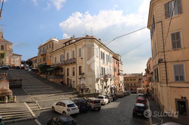 4 LOCALI A GENZANO DI ROMA