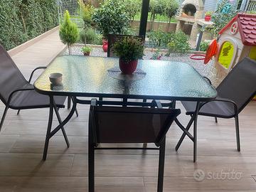 Tavolo in vetro da giardino