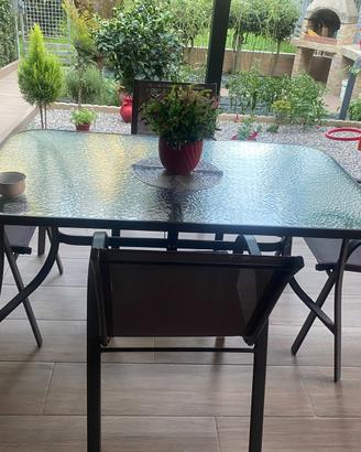 Tavolo in vetro da giardino