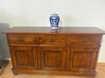 Mobile in legno con ante e cassetti