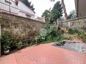 4 LOCALI A NAPOLI