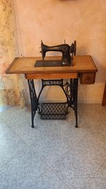 Macchina per cucire d'epoca Singer