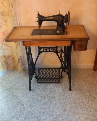 Macchina per cucire d'epoca Singer