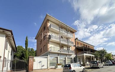 AMPIO QUADRILOCALE LUMINOSO CON SALONE DOPPIO, IN