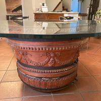 Tavolo in cristallo su vaso terracotta