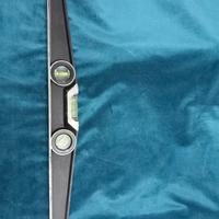 Livella con caschetti da cantiere