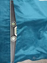 Livella con caschetti da cantiere