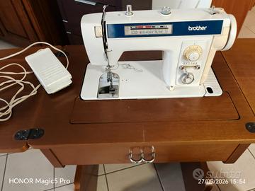Macchina da cucire con mobile in legno