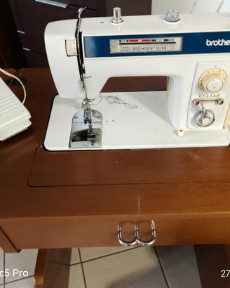 Macchina da cucire con mobile in legno