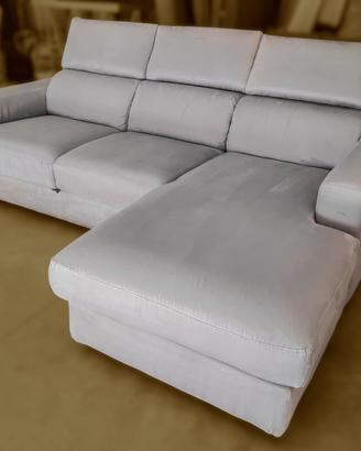 Divano con chaise longue ed elemento estraibile