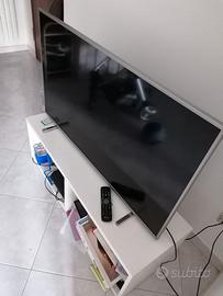 Mobile Ikea soggiorno tv libri