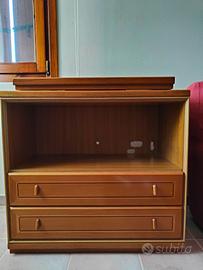 Mobiletto in legno con cassetti e vano centrale