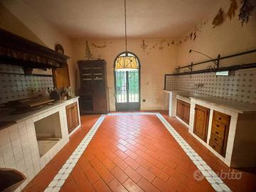 Casa indipendente di 363 m² con più di 5 locali a 