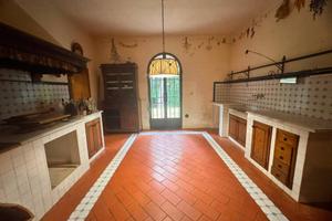 Casa indipendente di 363 m² con più di 5 locali a 